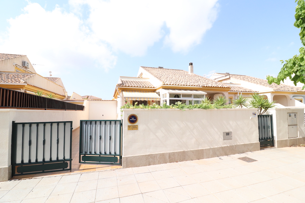 MAISON DE VILLE À TORRE DE LA HORADADA À 400 MÈTRES DE LA PLAGE AVEC TERRAIN, SOLARIUM ET POSSIBILITÉ DE PISCINE