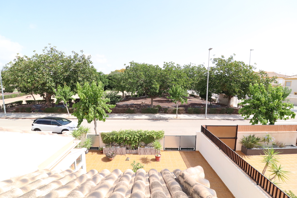 MAISON DE VILLE À TORRE DE LA HORADADA À 400 MÈTRES DE LA PLAGE AVEC TERRAIN, SOLARIUM ET POSSIBILITÉ DE PISCINE