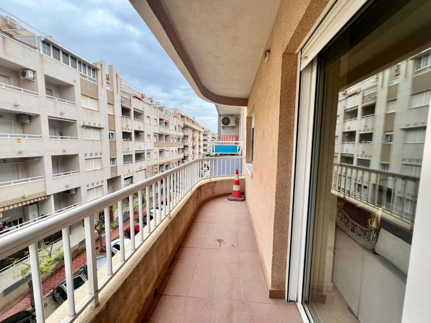 APPARTEMENT MODERNE DANS LE CENTRE DE TORREVIEJA, PRÈS DU PARC DE L’ESTACIÓ