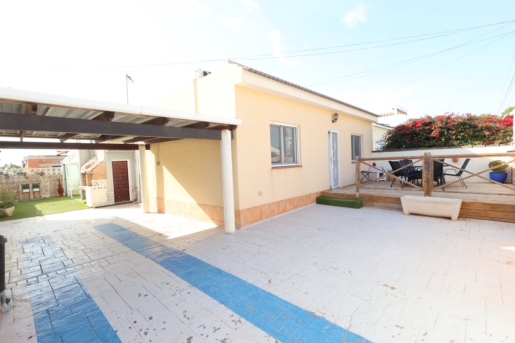 FRISTÅENDE VILLA I TORREVIEJA, SAN LUIS URBANISERING, MED PRIVAT POOL OCH NÄRA LAS SALINAS