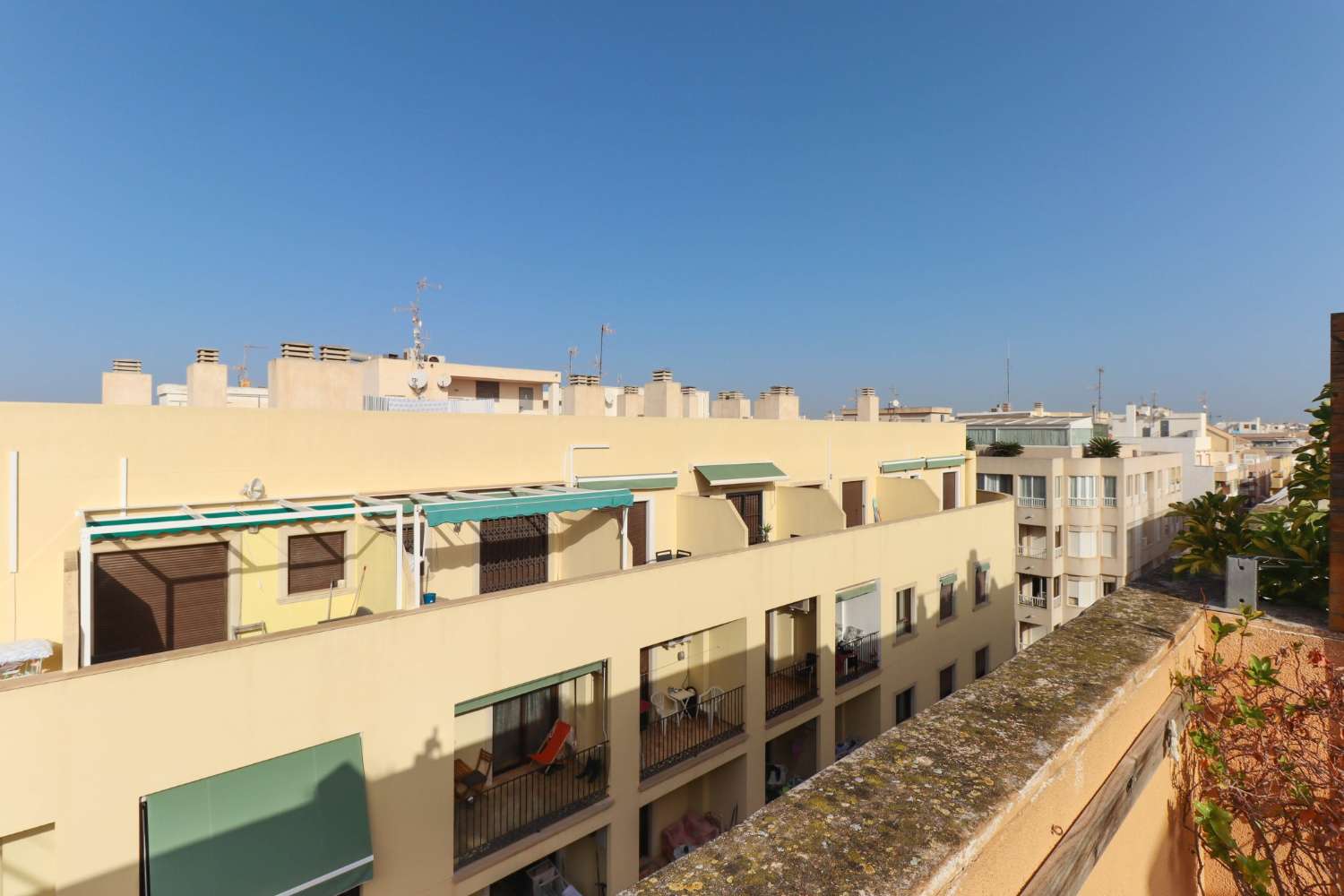 DUPLEX PENTHOUSE IN ACEQUIÓN WITH 3 BEDROOMS AND LARGE TERRACE 100 METERS FROM THE BEACH