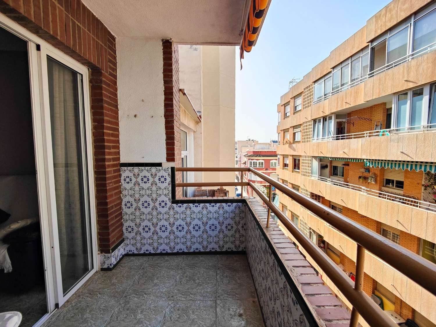 APARTMENT FOR SALE IN TORREVIEJA – 3 BEDROOMS STEPS FROM THE BEACH AND THE CENTER