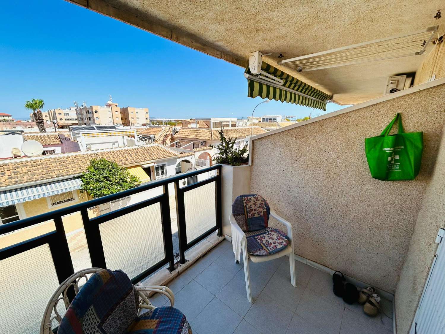 ACOGEDOR APARTAMENTO EN EL CHAPARRAL CON TERRAZA Y VISTAS DESPEJADAS