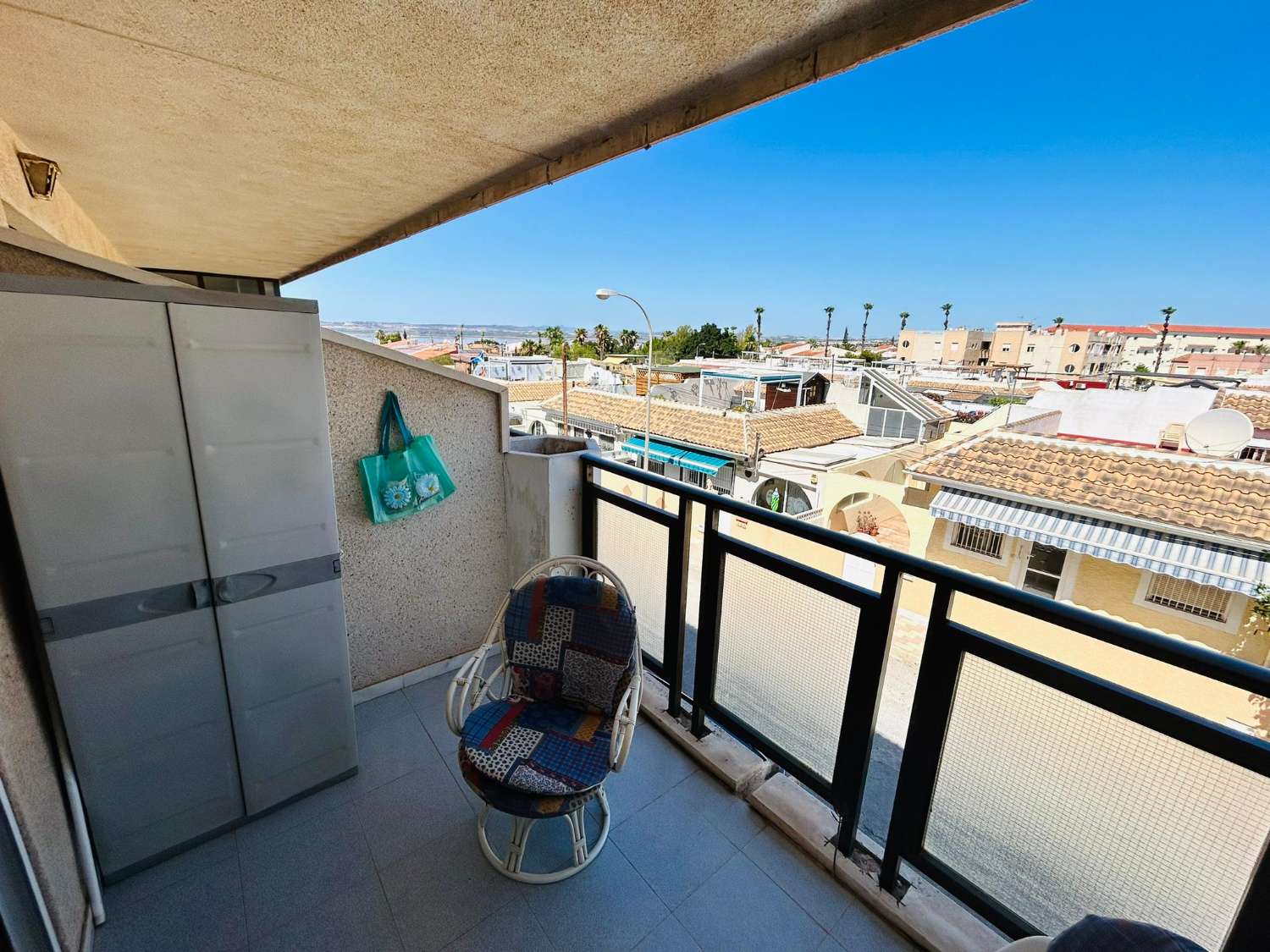 ACOGEDOR APARTAMENTO EN EL CHAPARRAL CON TERRAZA Y VISTAS DESPEJADAS