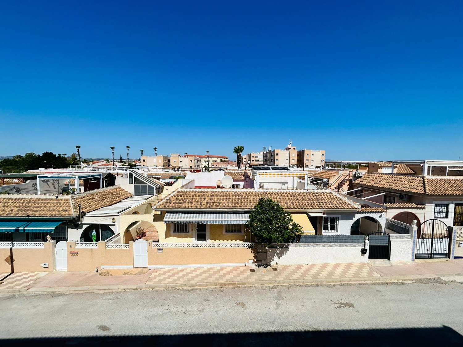 ACOGEDOR APARTAMENTO EN EL CHAPARRAL CON TERRAZA Y VISTAS DESPEJADAS