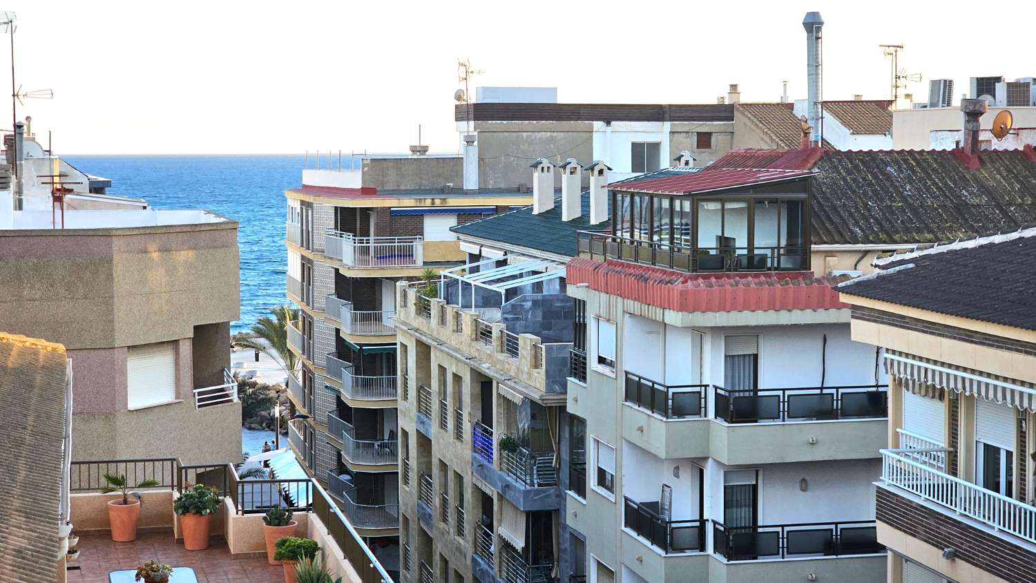 TU REFUGIO JUNTO AL MAR: ENCANTADOR APARTAMENTO CON GRAN TERRAZA