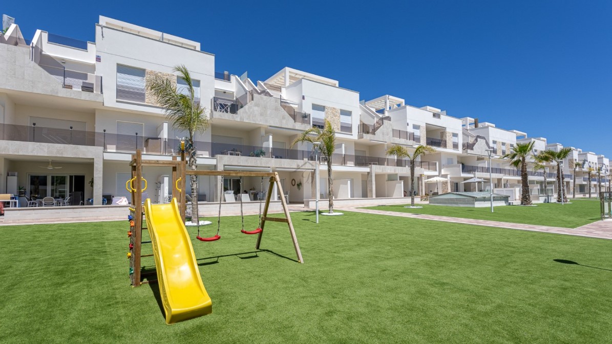 ÁTICO DE LUJO CON SOLÁRIUM, VISTAS AL LAGO, PLAZA DE GARAJE Y EXCELENTES COMODIDADES