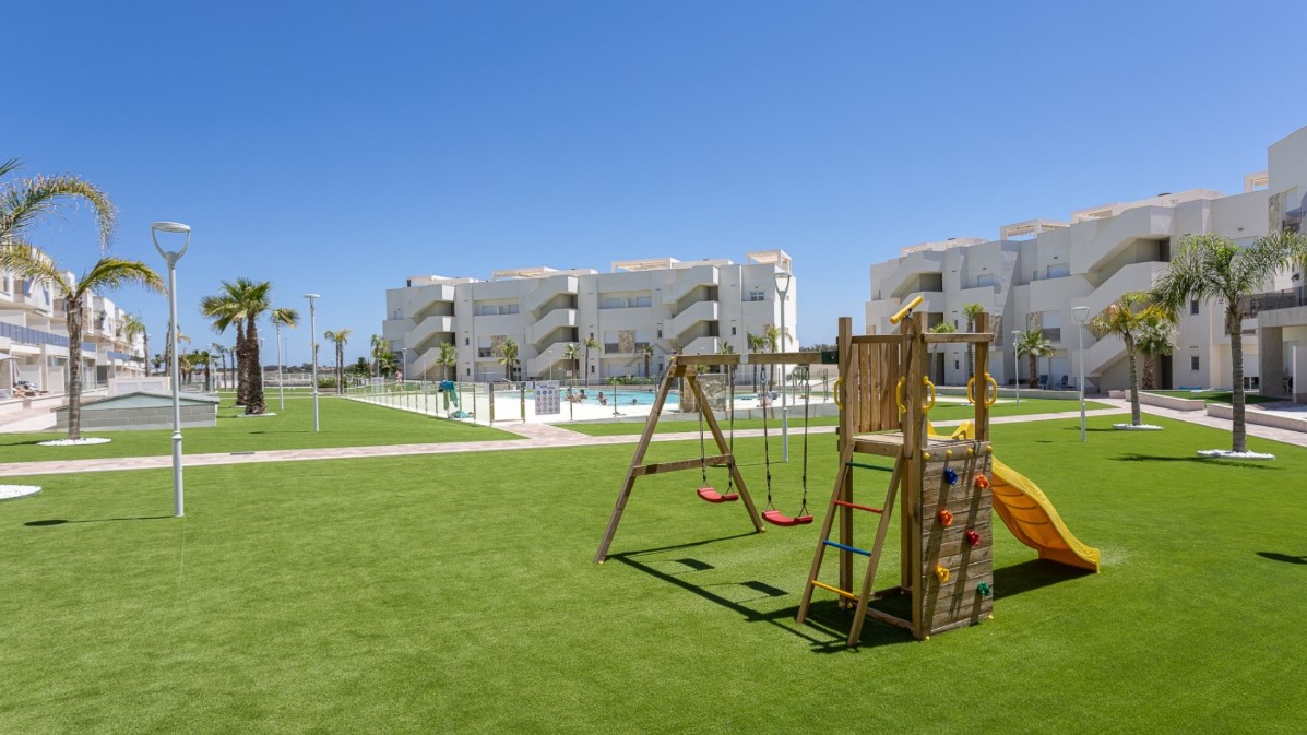 ÁTICO DE LUJO CON SOLÁRIUM, VISTAS AL LAGO, PLAZA DE GARAJE Y EXCELENTES COMODIDADES