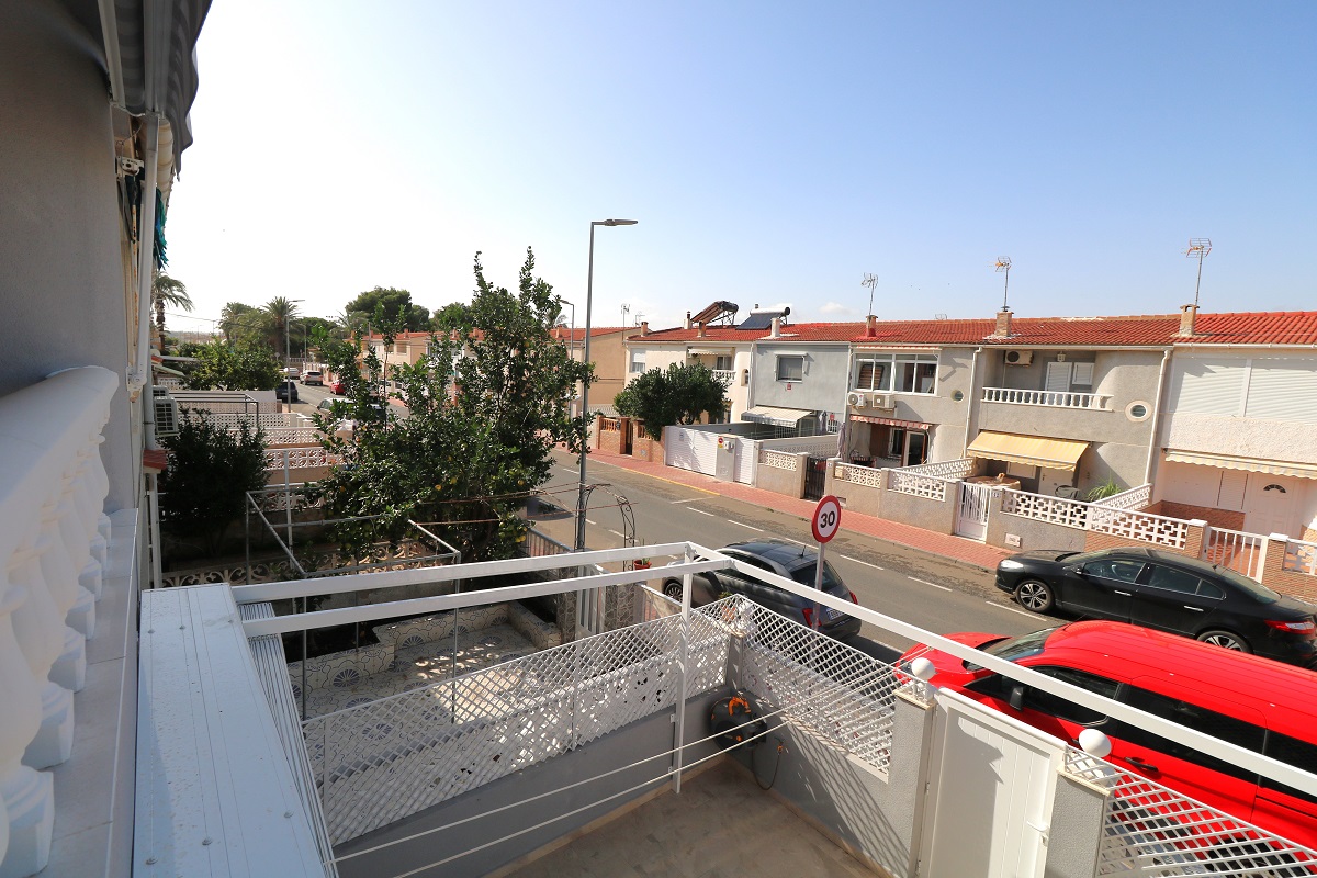 ADOSADO REFORMADO A 200 METROS DE LA PLAYA DE LOS NÁUFRAGOS EN TORREVIEJA