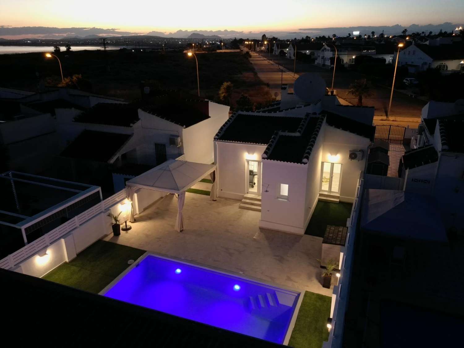 NYRENOVERT FRITTLIGGENDE VILLA MED BASSENG OG 300 M² TOMT I TORREVIEJA