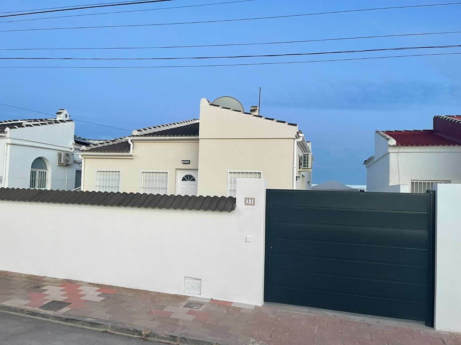 NYRENOVERT FRITTLIGGENDE VILLA MED BASSENG OG 300 M² TOMT I TORREVIEJA