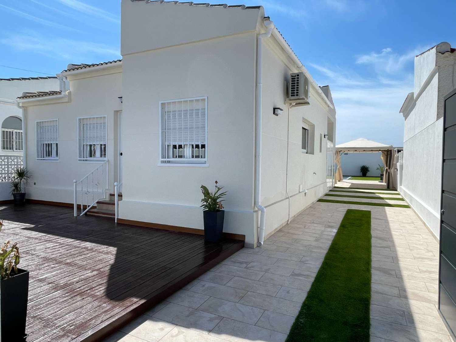 NYRENOVERT FRITTLIGGENDE VILLA MED BASSENG OG 300 M² TOMT I TORREVIEJA