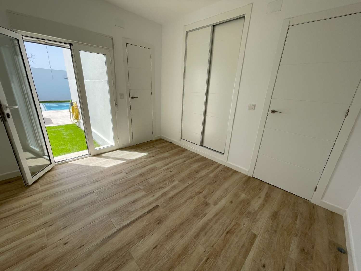 NYRENOVERT FRITTLIGGENDE VILLA MED BASSENG OG 300 M² TOMT I TORREVIEJA