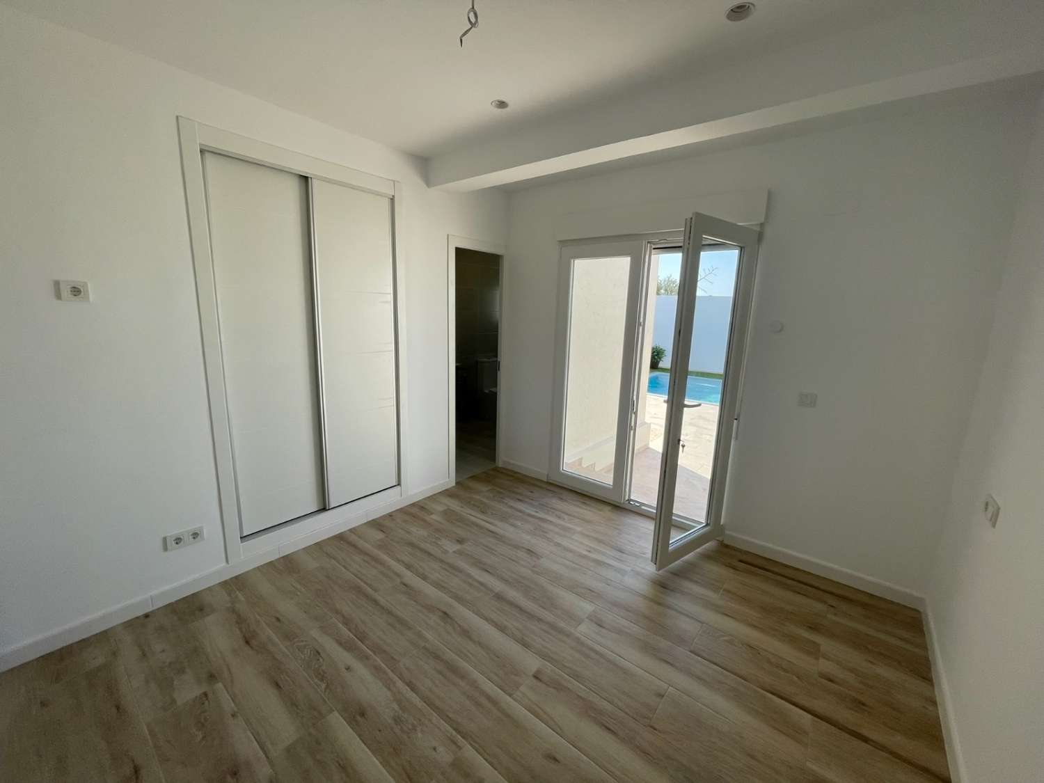 NYRENOVERT FRITTLIGGENDE VILLA MED BASSENG OG 300 M² TOMT I TORREVIEJA