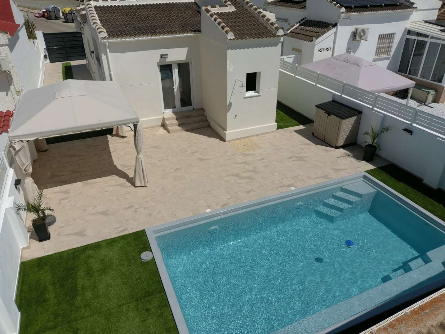 NYRENOVERT FRITTLIGGENDE VILLA MED BASSENG OG 300 M² TOMT I TORREVIEJA