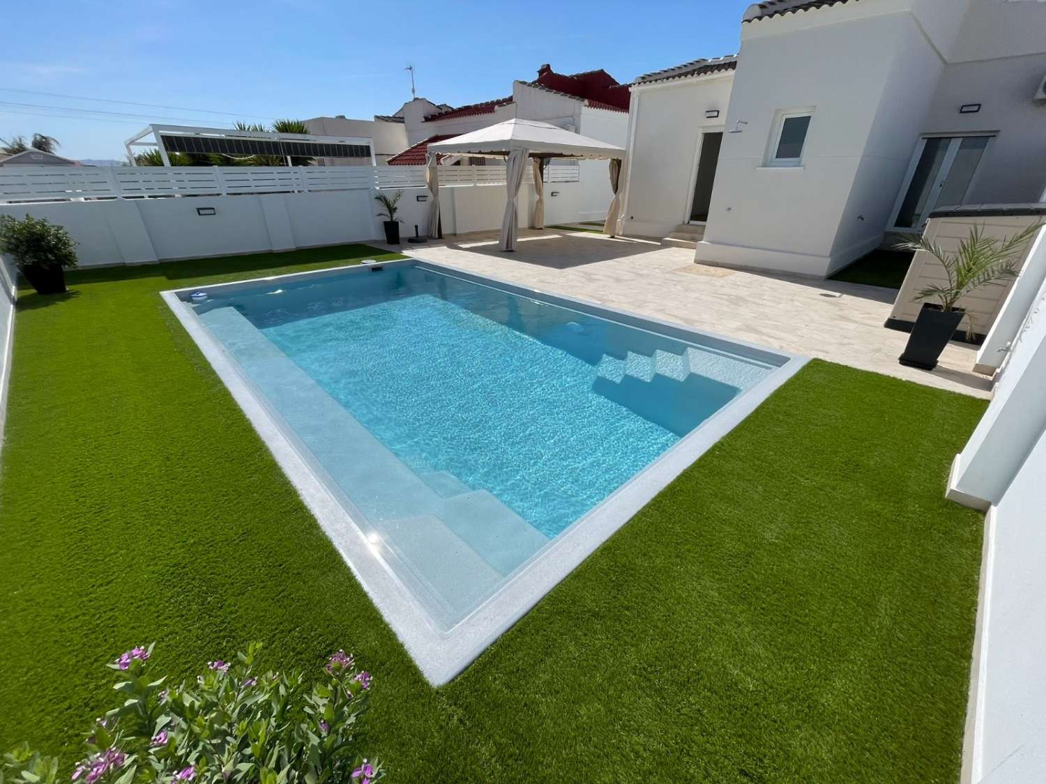 NYRENOVERT FRITTLIGGENDE VILLA MED BASSENG OG 300 M² TOMT I TORREVIEJA