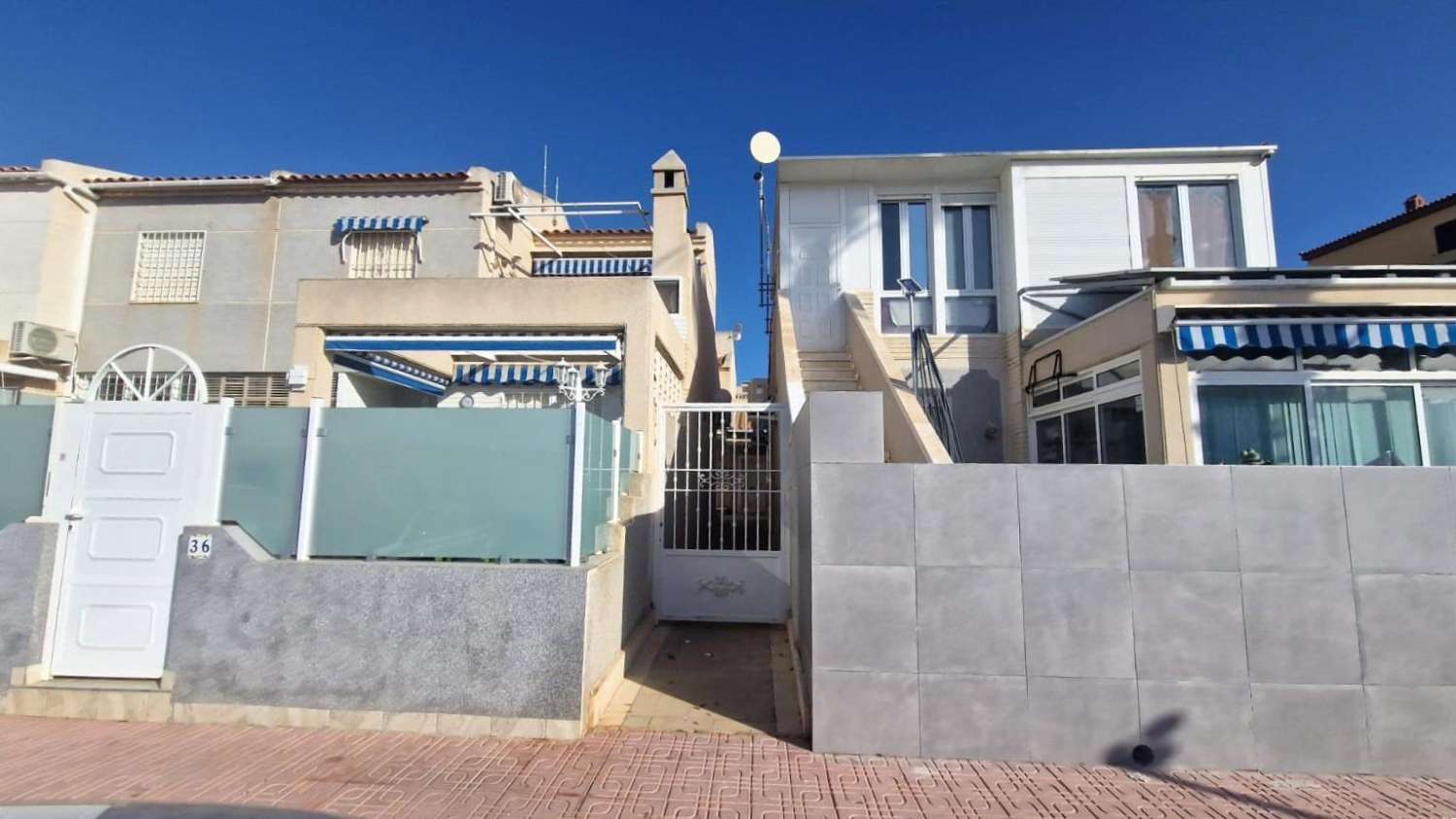 DÚPLEX ESPACIOSO Y EN EXCELENTE ESTADO A 1 KM DE LA PLAYA DE LA MATA EN RESIDENCIAL PRIVADO CON PISCINA