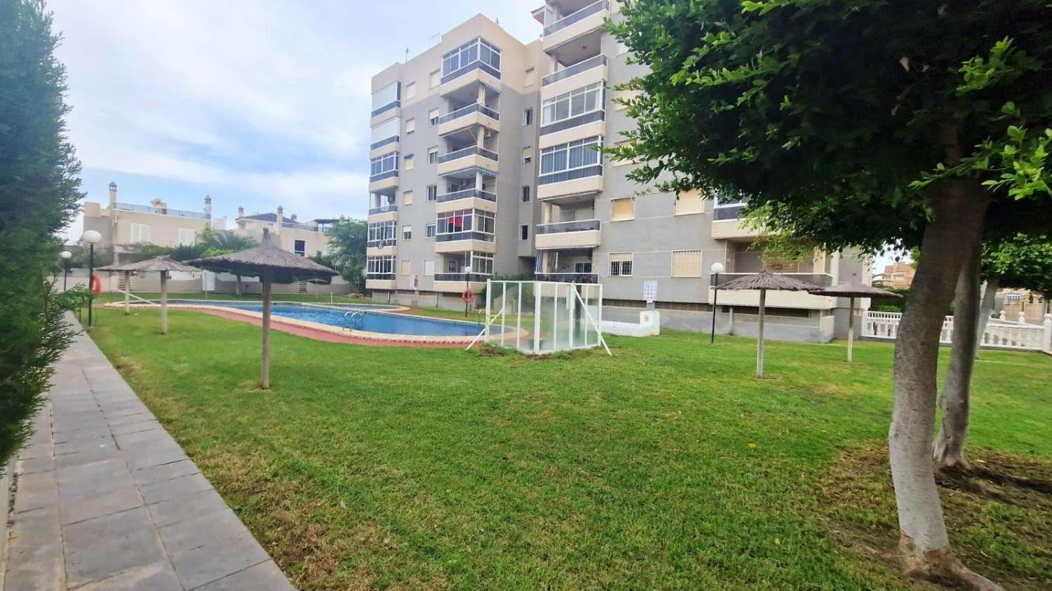 DÚPLEX ESPACIOSO Y EN EXCELENTE ESTADO A 1 KM DE LA PLAYA DE LA MATA EN RESIDENCIAL PRIVADO CON PISCINA