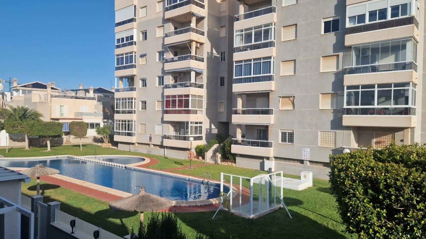 DÚPLEX ESPACIOSO Y EN EXCELENTE ESTADO A 1 KM DE LA PLAYA DE LA MATA EN RESIDENCIAL PRIVADO CON PISCINA