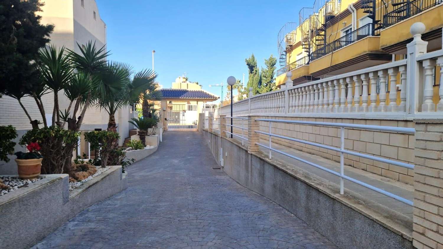 DÚPLEX ESPACIOSO Y EN EXCELENTE ESTADO A 1 KM DE LA PLAYA DE LA MATA EN RESIDENCIAL PRIVADO CON PISCINA