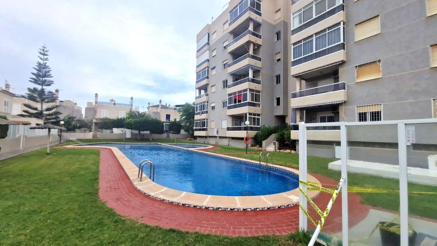 DÚPLEX ESPACIOSO Y EN EXCELENTE ESTADO A 1 KM DE LA PLAYA DE LA MATA EN RESIDENCIAL PRIVADO CON PISCINA