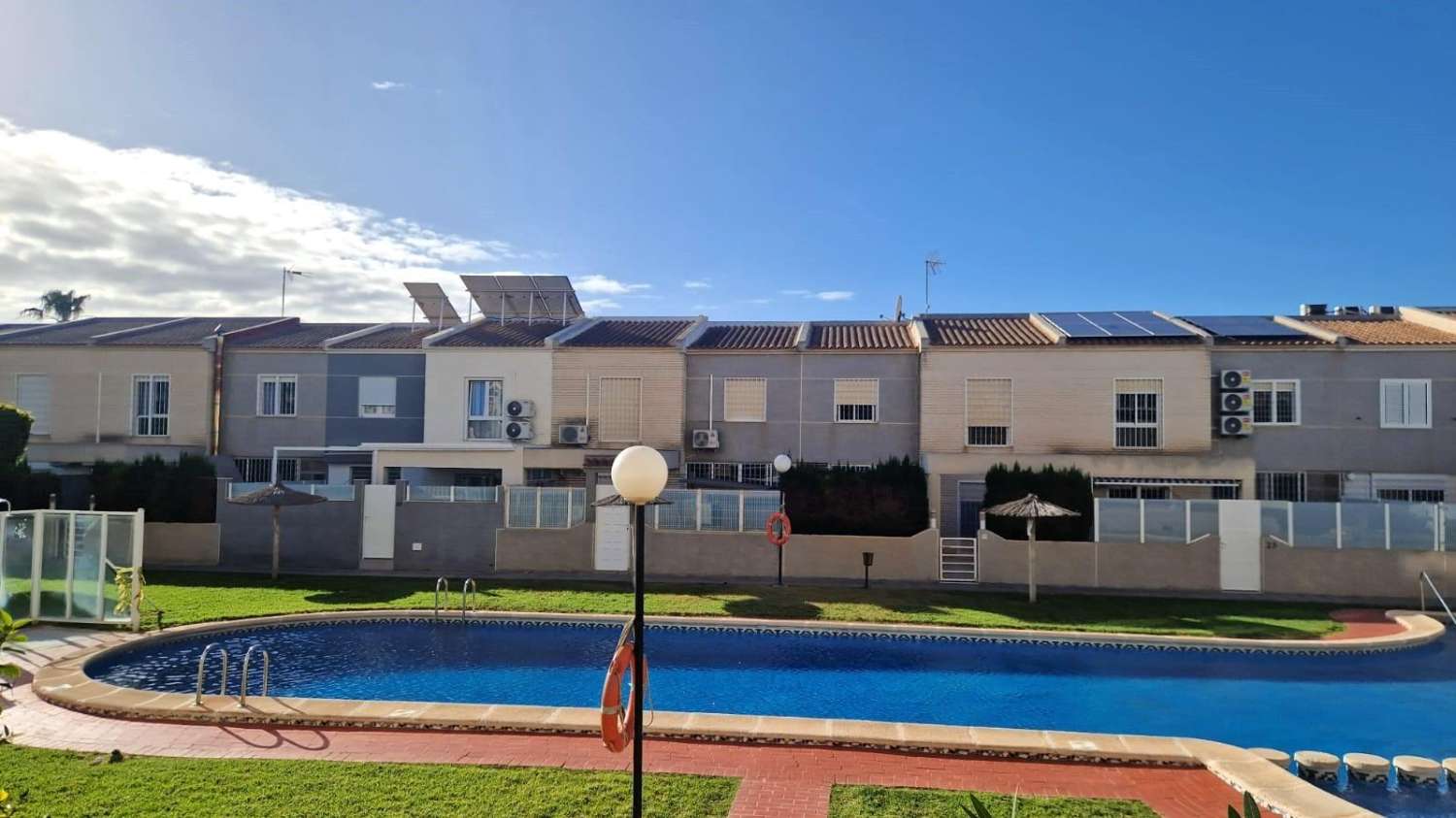 DÚPLEX ESPACIOSO Y EN EXCELENTE ESTADO A 1 KM DE LA PLAYA DE LA MATA EN RESIDENCIAL PRIVADO CON PISCINA