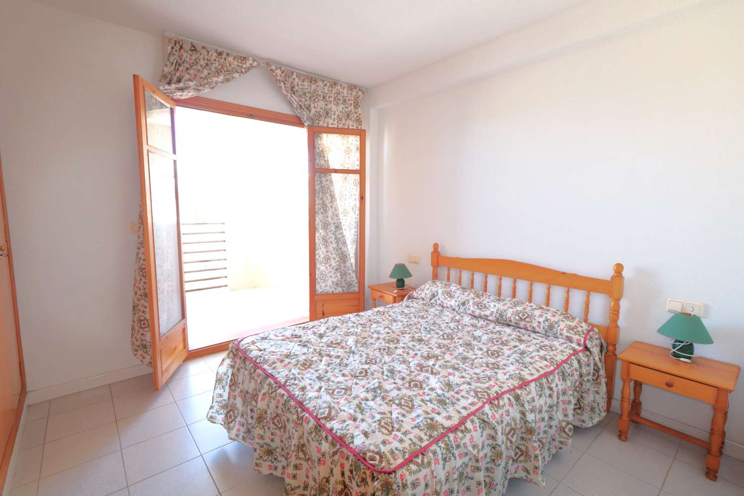 APARTAMENTO EN MAR AZUL, TORREVIEJA: A 150 METROS DE LA PLAYA CON VISTAS AL MAR Y TERRAZA