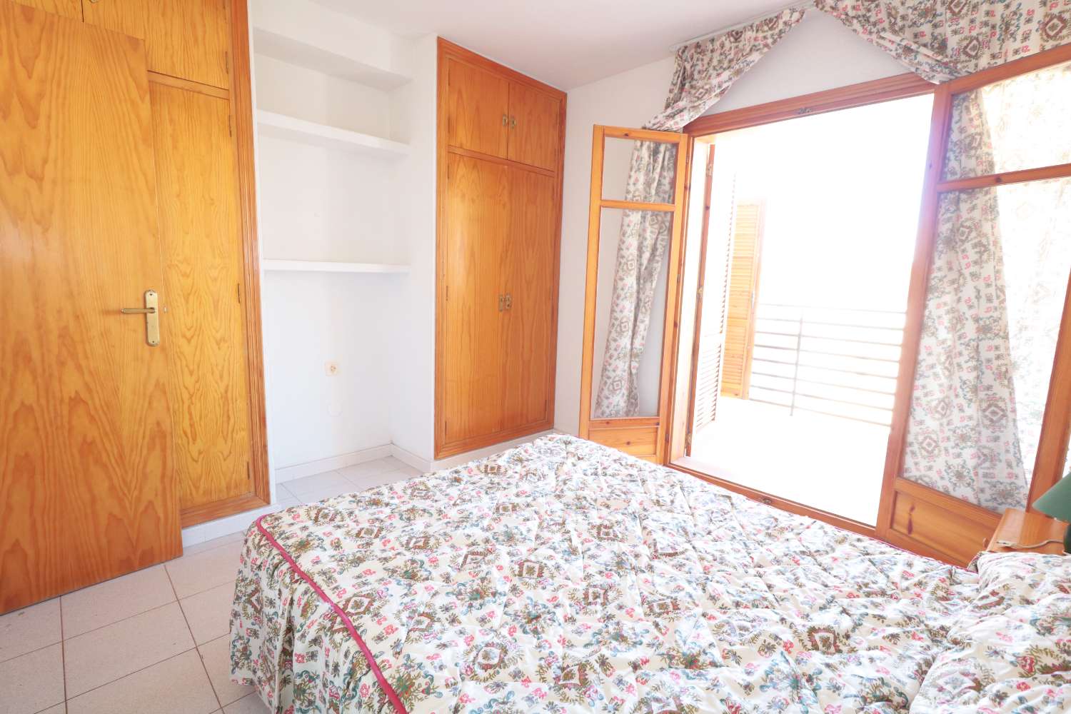 APARTAMENTO EN MAR AZUL, TORREVIEJA: A 150 METROS DE LA PLAYA CON VISTAS AL MAR Y TERRAZA