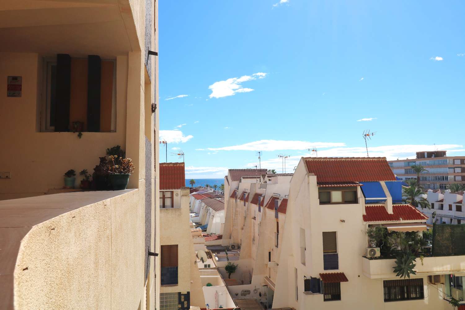 APARTAMENTO EN MAR AZUL, TORREVIEJA: A 150 METROS DE LA PLAYA CON VISTAS AL MAR Y TERRAZA