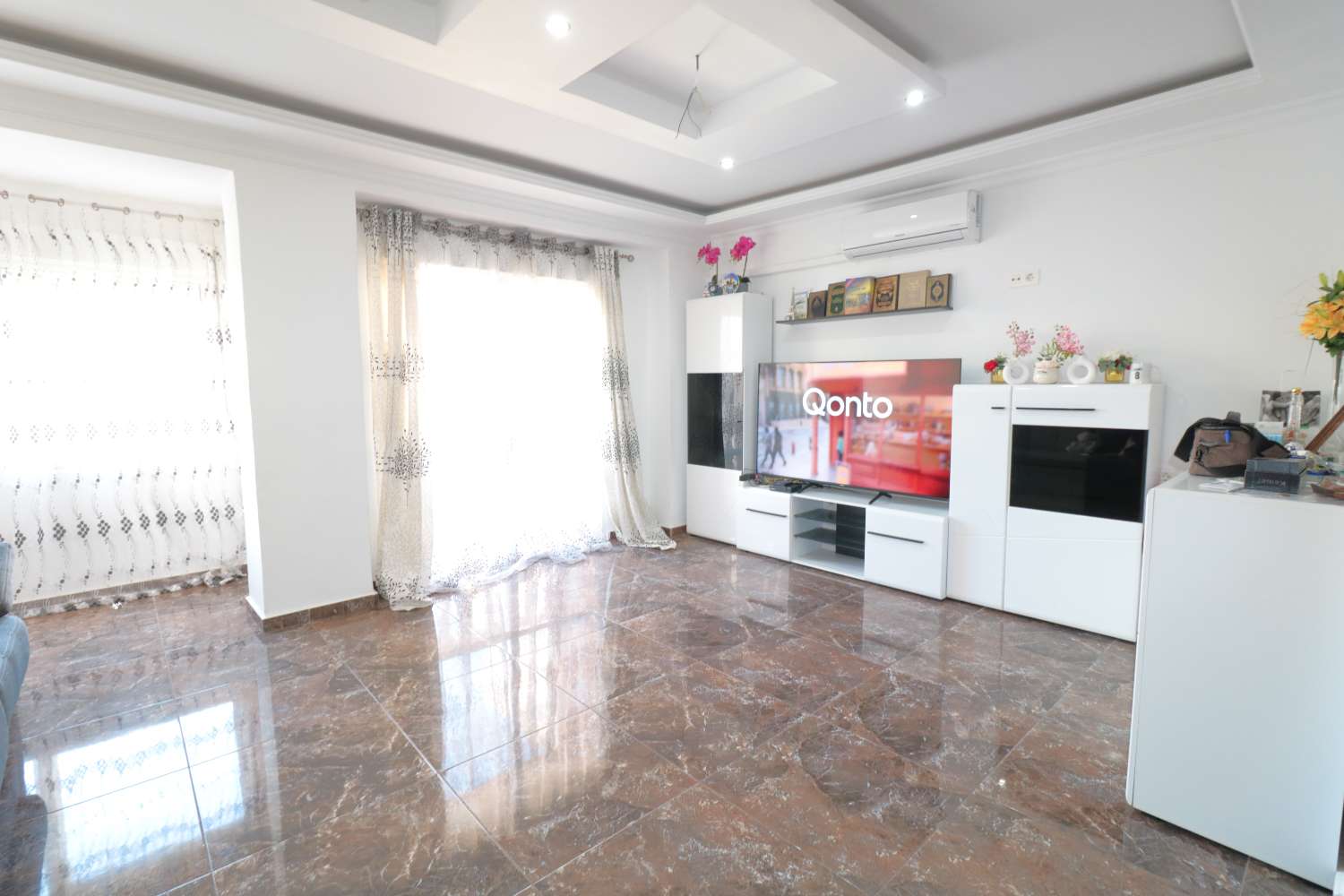 RENOVATED APARTMENT IN THE CENTER OF TORREVIEJA WITH 4 BEDROOMS AND TERRACE