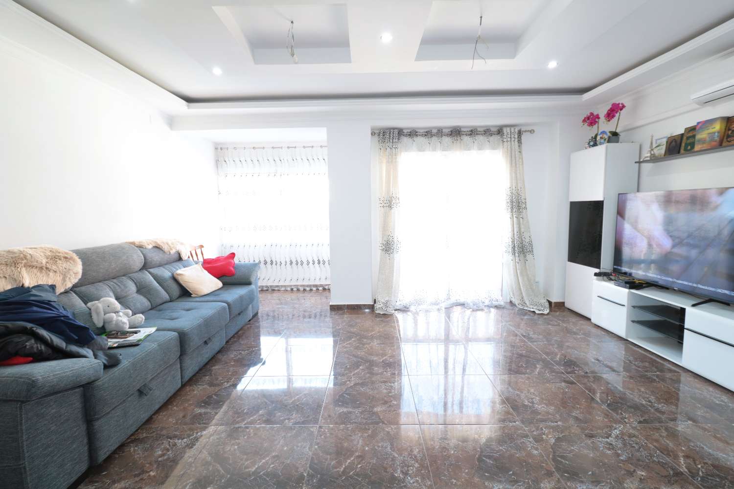 RENOVATED APARTMENT IN THE CENTER OF TORREVIEJA WITH 4 BEDROOMS AND TERRACE