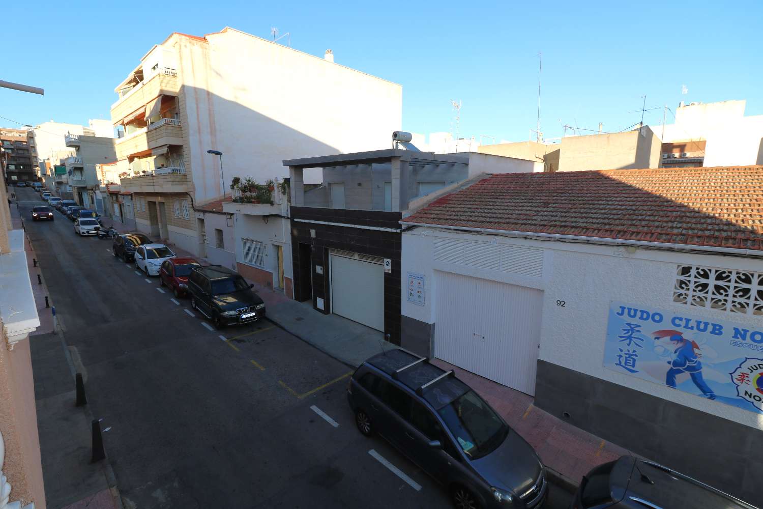 RENOVATED APARTMENT IN THE CENTER OF TORREVIEJA WITH 4 BEDROOMS AND TERRACE