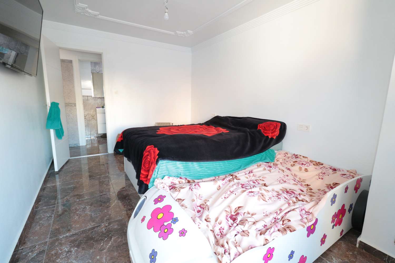 RENOVATED APARTMENT IN THE CENTER OF TORREVIEJA WITH 4 BEDROOMS AND TERRACE