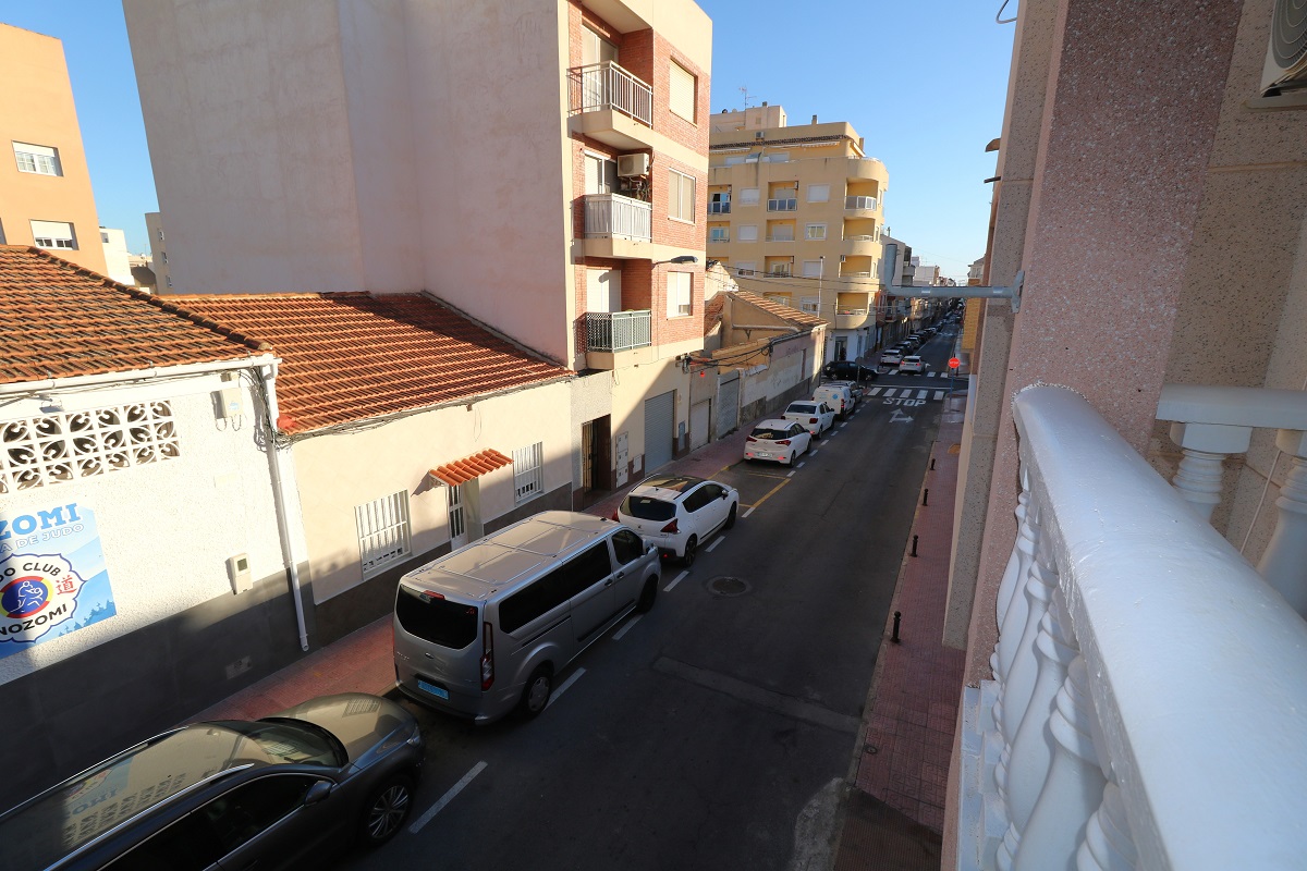 RENOVATED APARTMENT IN THE CENTER OF TORREVIEJA WITH 4 BEDROOMS AND TERRACE