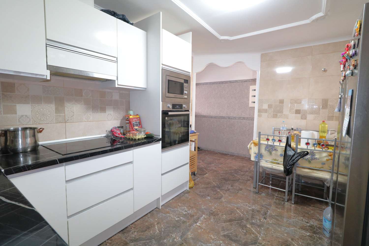 RENOVATED APARTMENT IN THE CENTER OF TORREVIEJA WITH 4 BEDROOMS AND TERRACE