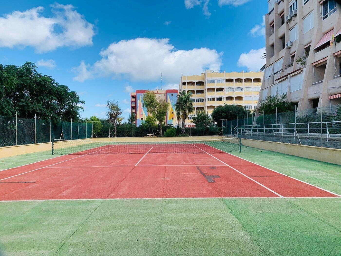 APARTMÁN V BLÍZKOSTI PLÁŽE LA MATA V REZIDENČNÍM KOMPLEXU S BAZÉNEM A ZELENÝMI PLOCHAMI