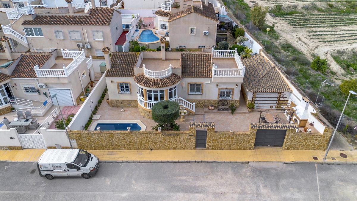 SAMOSTATNĚ STOJÍCÍ VILA S BAZÉNEM, GARÁŽÍ, SOLÁRIEM A ZAHRADOU V SAN MIGUEL DE SALINAS