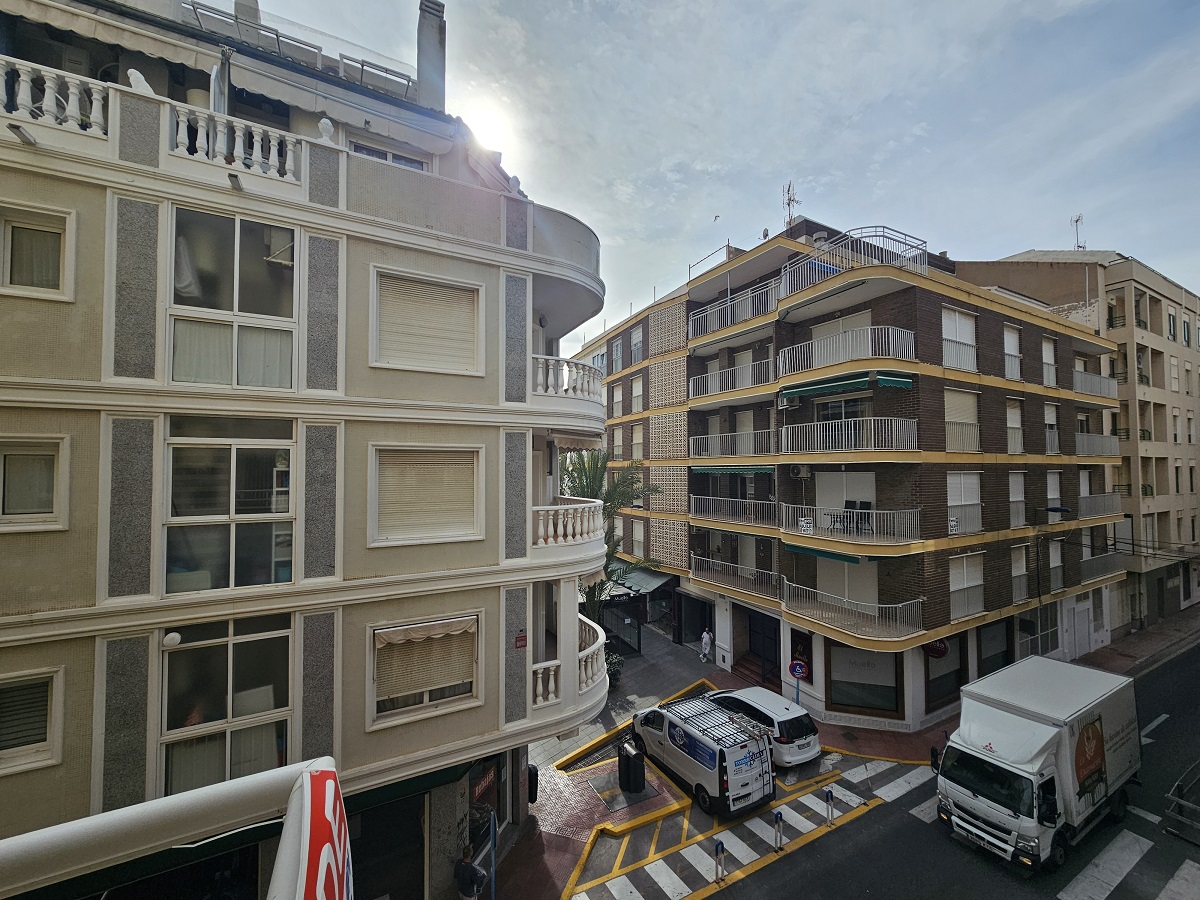 VOTRE APPARTEMENT IDÉAL À CÔTÉ DES PISCINES NATURELLES DE TORREVIEJA SUR LA DEUXIÈME LIGNE DE LA MER