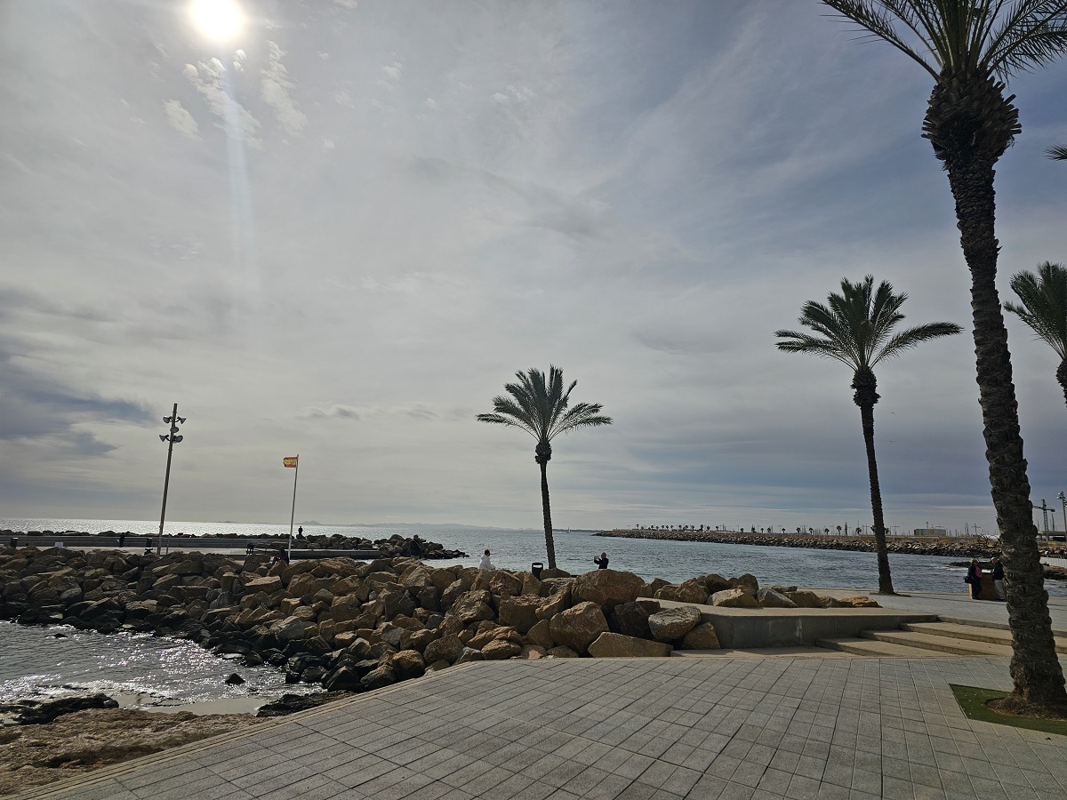 VOTRE APPARTEMENT IDÉAL À CÔTÉ DES PISCINES NATURELLES DE TORREVIEJA SUR LA DEUXIÈME LIGNE DE LA MER