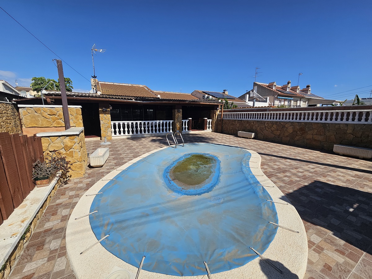 SUPERBE VILLA JUMELÉE AVEC PISCINE PRIVÉE SUR LES BALCONS, TORREVIEJA