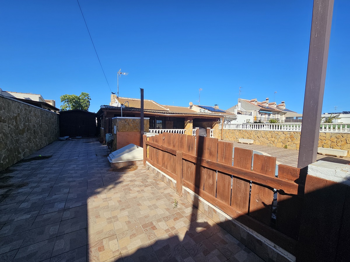 SUPERBE VILLA JUMELÉE AVEC PISCINE PRIVÉE SUR LES BALCONS, TORREVIEJA