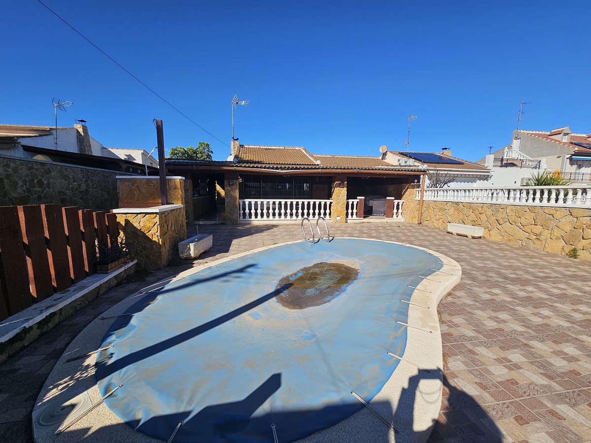 SUPERBE VILLA JUMELÉE AVEC PISCINE PRIVÉE SUR LES BALCONS, TORREVIEJA