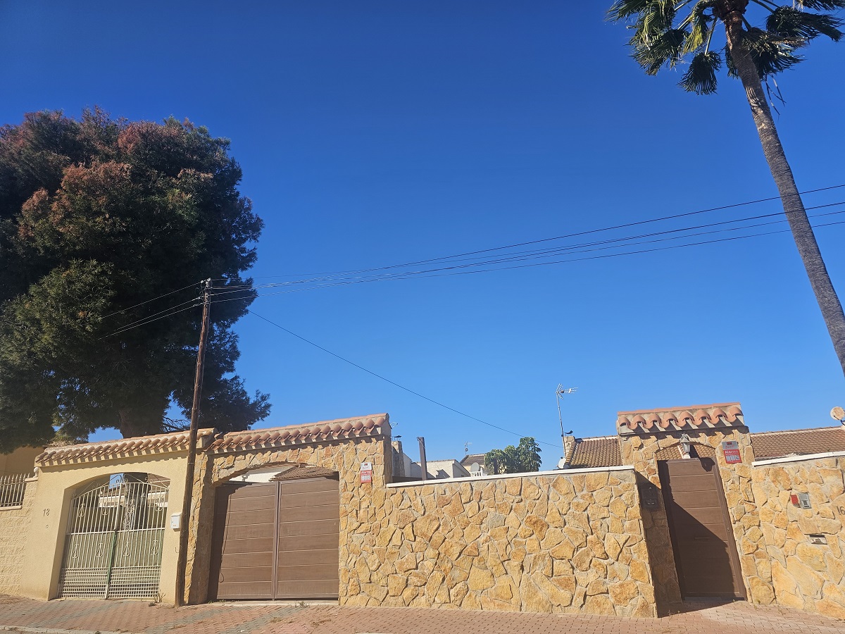 SUPERBE VILLA JUMELÉE AVEC PISCINE PRIVÉE SUR LES BALCONS, TORREVIEJA