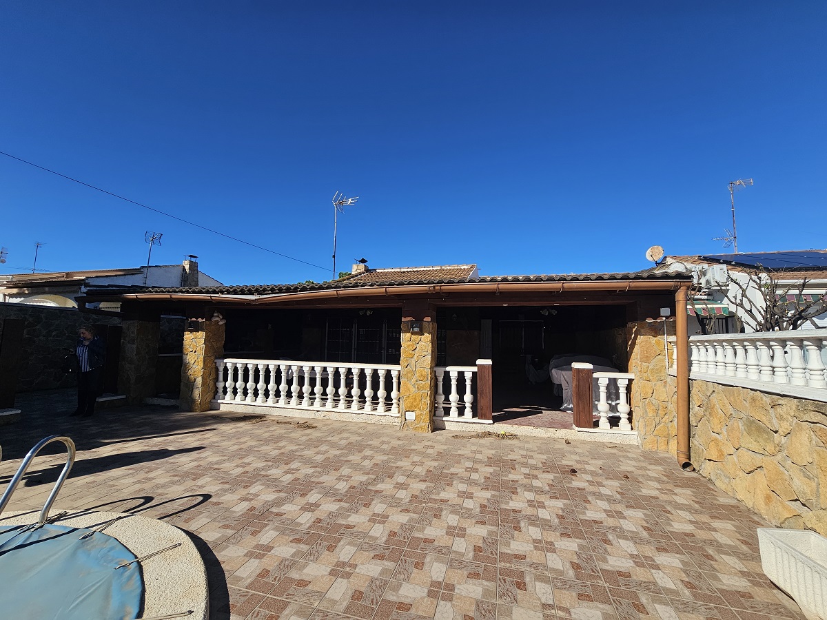 SUPERBE VILLA JUMELÉE AVEC PISCINE PRIVÉE SUR LES BALCONS, TORREVIEJA