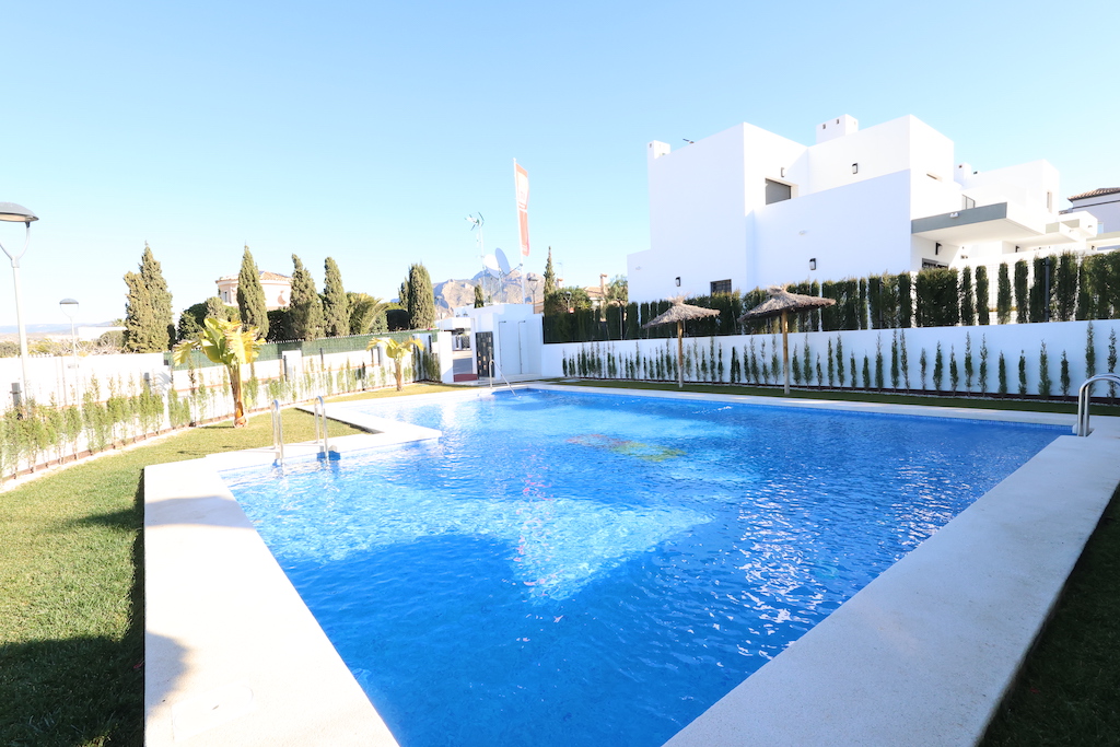 VILLA JUMELÉE MODERNE AVEC VUE PANORAMIQUE À BUSOT