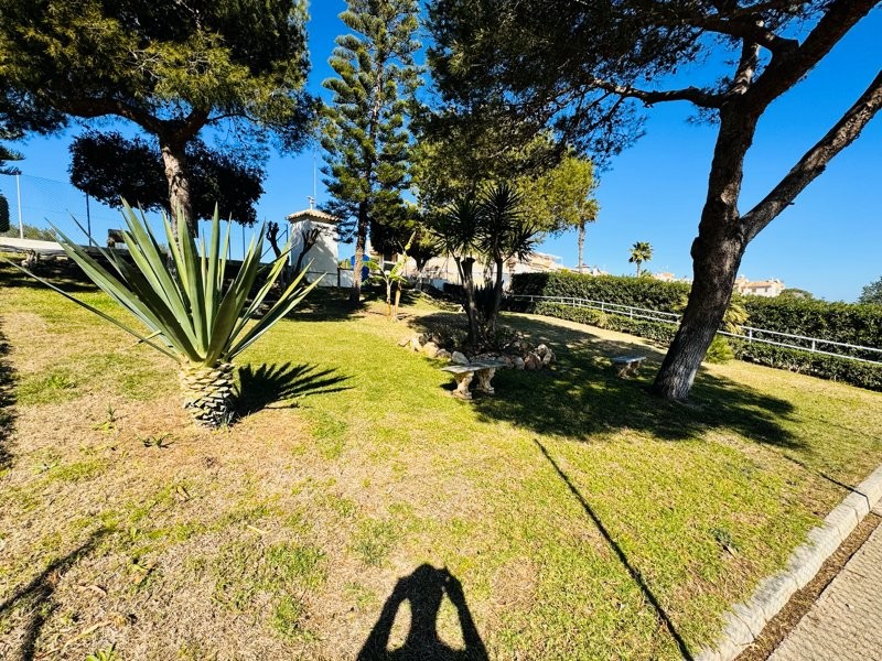 HJØRNE DUPLEX BUNGALOW MED HAVUDSIGT, TO TERRASSER OG FREMRAGENDE FÆLLESAREALER I TORREBLANCA – LA MATA