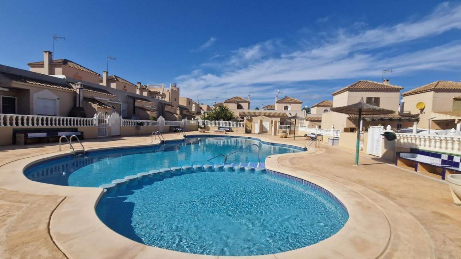 BELLE MAISON JUMELÉE DANS RÉSIDENTIEL AVEC PISCINE, À PROXIMITÉ DES MEILLEURES PLAGES