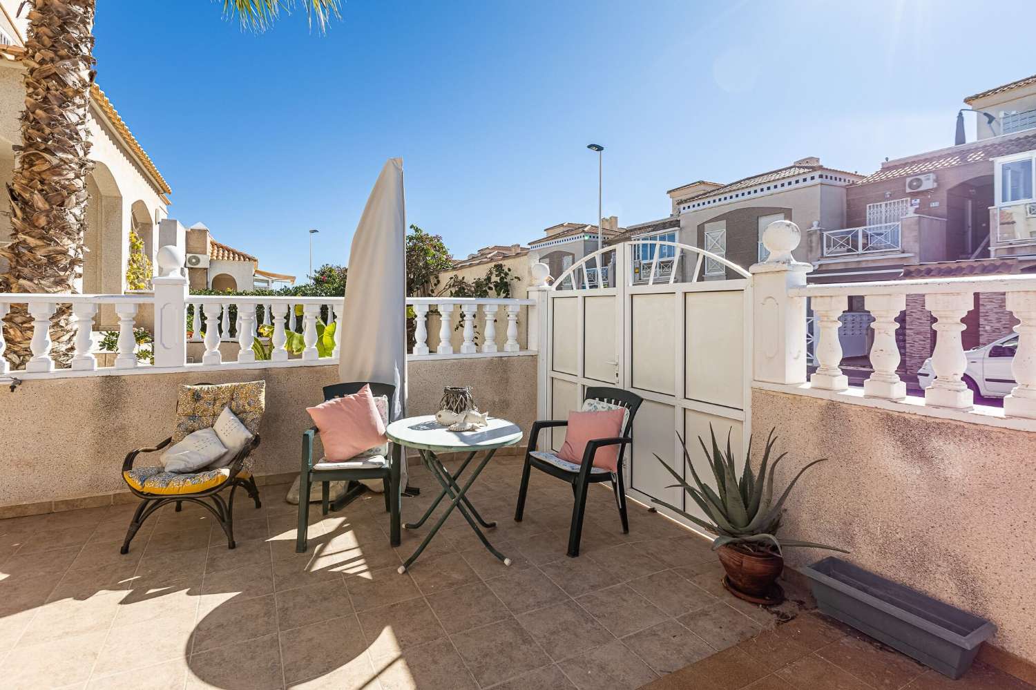 UNIQUE OPPORTUNITY: TOWNHOUSE WITH SEA VIEWS, BASEMENT AND POOL