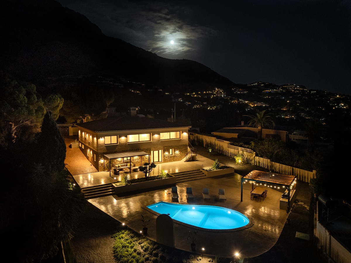 SPEKTAKULÄRE LUXUSVILLA IN ALTEA – PANORAMABLICK, PRIVATER POOL UND EIGENER WALD