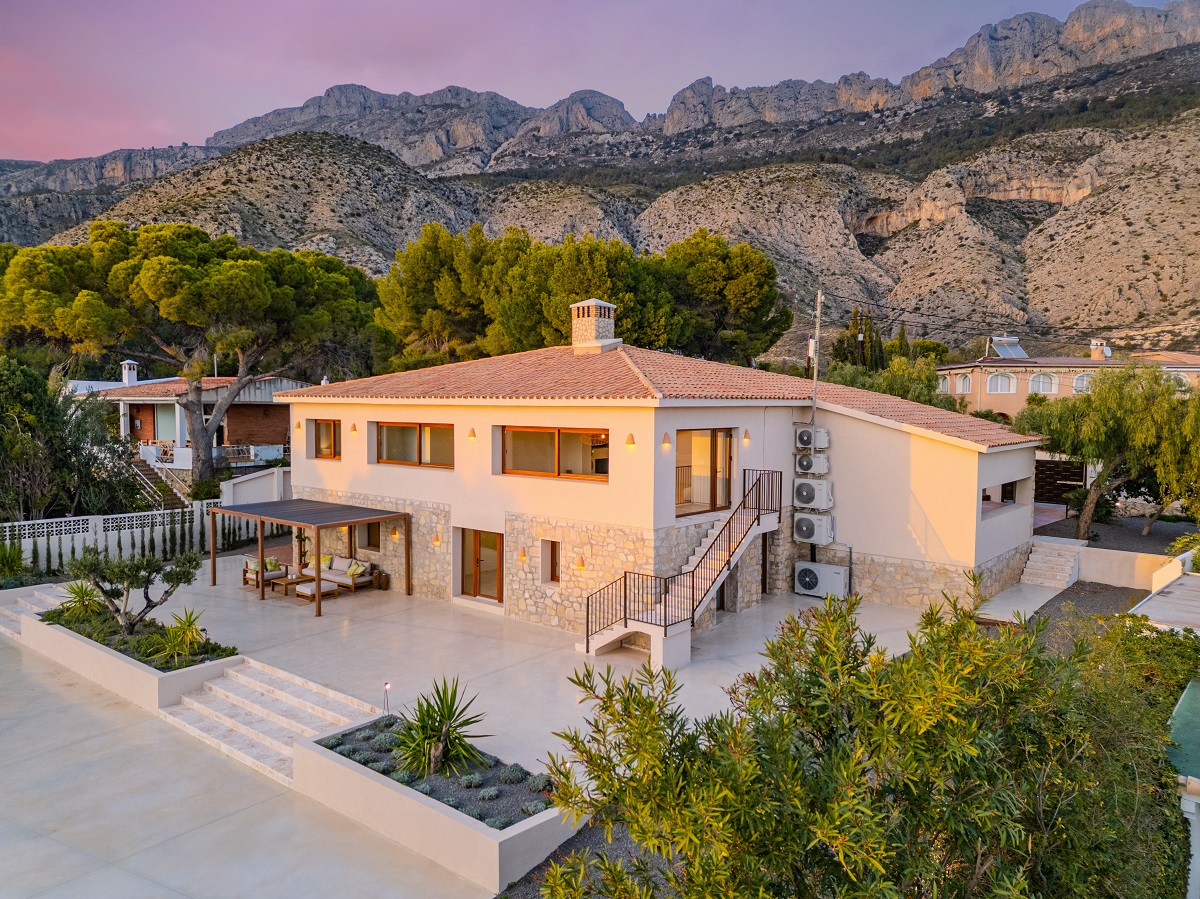 SPEKTAKULÄRE LUXUSVILLA IN ALTEA – PANORAMABLICK, PRIVATER POOL UND EIGENER WALD